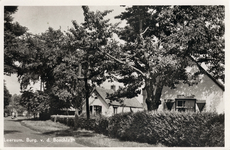 10983 Gezicht in de Burg. van den Boschlaan met bebouwing te Leersum uit het noordwesten.